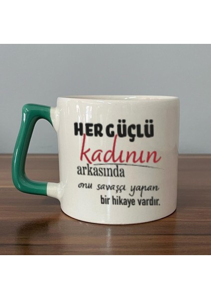 Her Güçlü Kadının Arkasında Baskılı Kadınlar Günü Yeşil Kulplu D Kupa