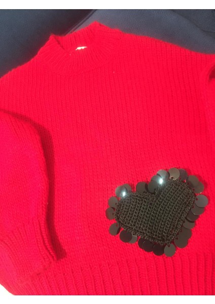 Siyah Kalp Detalı Kırmızı Kazak