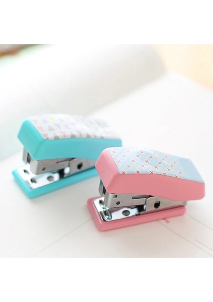 Ramdom Renk Stili Mini Zımba Seti Okul Kırtasiye Ofis Tedarik Ataş Binder Kitap Kanalizasyon Öğrenci Ödülü Doğum Günü Hediyesi Küçük Zımba (Yurt Dışından) fırsatları