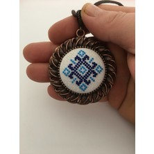 Tomars Yöresel Motif İşlemeli Kanaviçe Kolye