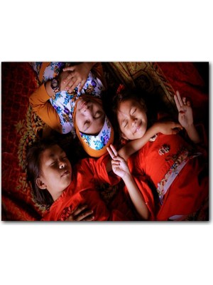 Caka Tablo Ahşap Tablo Gözleri Kapalı Endonezyalı Kızlar