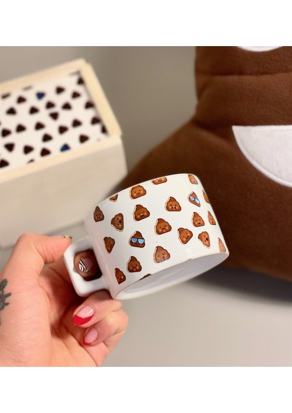 Poo Tasarımlı Yastık ve Kutulu Kupa Set