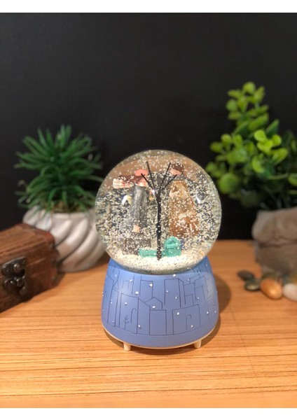 Çiko Toys Kış Masalı Romantik Çiftler Püskürtmeli Müzikli ve Işıklı Büyük Boy Kar Küresi