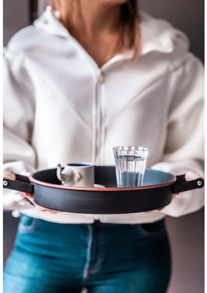 26 cm Ahşap Kulplu Country Tarzı Bakır Kenarlı Siyah Küçük Boy Metal Tepsi