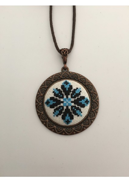 Yöresel Motif İşlemeli Kanaviçe Kolye
