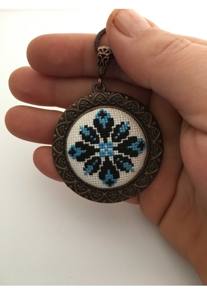 Yöresel Motif İşlemeli Kanaviçe Kolye