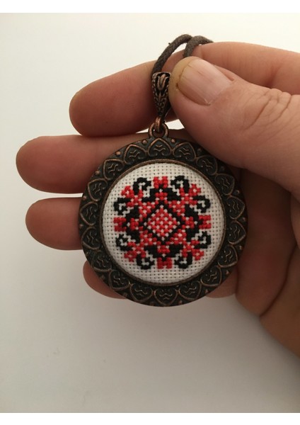 Yöresel Motif İşlemeli Kanaviçe Kolye