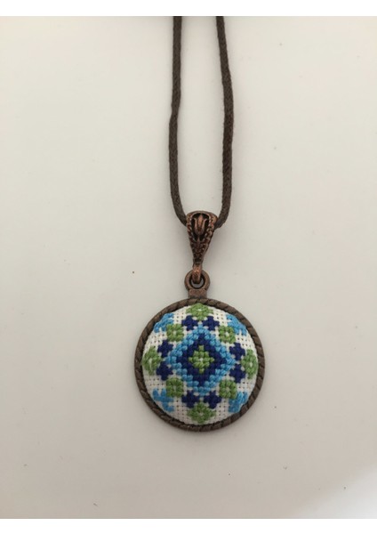 Yöresel Motif İşlemeli Kanaviçe Kolye