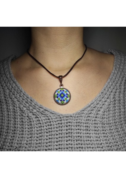 Yöresel Motif İşlemeli Kanaviçe Kolye