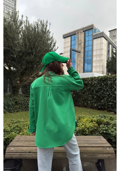 Kadın Yeşil Uzun Kol, Çift Cep, Arkası Pliseli, Eteği Oval Kesim, Yırtmaçlı, Gabardin Gömlek Ceket modelleri