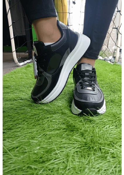 Beyaz-Siyah Kadın Sneaker Yumuşak Yüksek Taban Bağcıklı Spor Ayakkabı AY0004