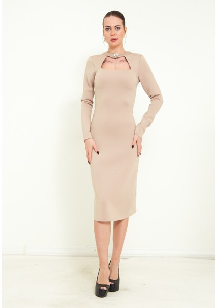 Boncuk Işlemeli Scuba Kumaş Vatkalı Midi Elbise.