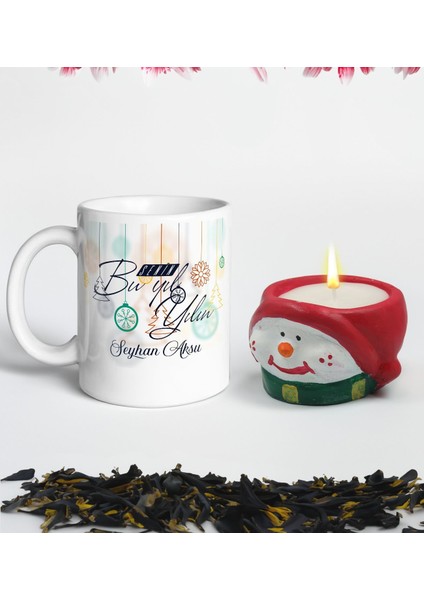 Yılbaşı Hediyesi Bk Gift Kişiye Özel Yeni Yıl Tasarımlı Beyaz Kupa Bardak ve El Yapımı Kardan Adam Kokulu Mum Hediye Seti-10, Sevgiliye, Arkadaşa Hediye