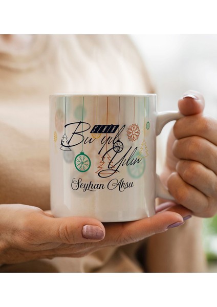 Yılbaşı Hediyesi Bk Gift Kişiye Özel Yeni Yıl Tasarımlı Beyaz Kupa Bardak ve El Yapımı Kardan Adam Kokulu Mum Hediye Seti-10, Sevgiliye, Arkadaşa Hediye fiyatları