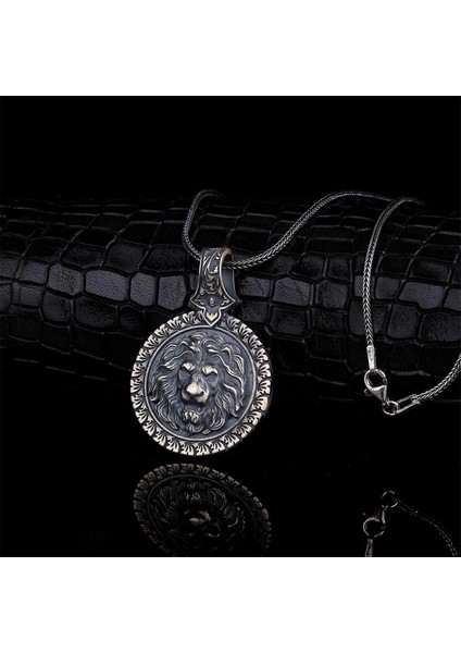 925 Ayar Kabartma Aslan Motifli Kalem Işleme Kodel Kolye