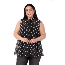 Disentis Modest Büyük Beden Kendinden Fularlı Kolsuz Puantiyeli Şifon Siyah Gömlek