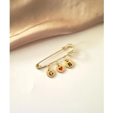 Atelier Çağla Kalp Harfli Yaka Iskoç Iğnesi Broş