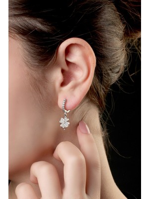 Begüm Silverr Kadın Yonca Model 925 Ayar Gümüş Küpe