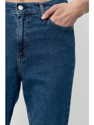 Calvin Klein Kadın Normal Bel Boru Paça Jean Pantolon