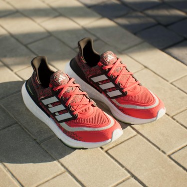 Adidas Ultraboost Light Erkek Krmz Yol Kousu Ayakkabs Fiyat