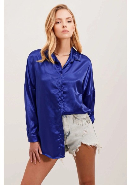 Kadın Canlı Mavi Oversize Dökümlü Saten Yüzeyli Gömlek HZL23S-BD139851 modelleri