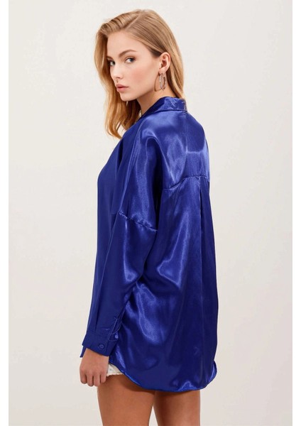 Kadın Canlı Mavi Oversize Dökümlü Saten Yüzeyli Gömlek HZL23S-BD139851 indirimleri