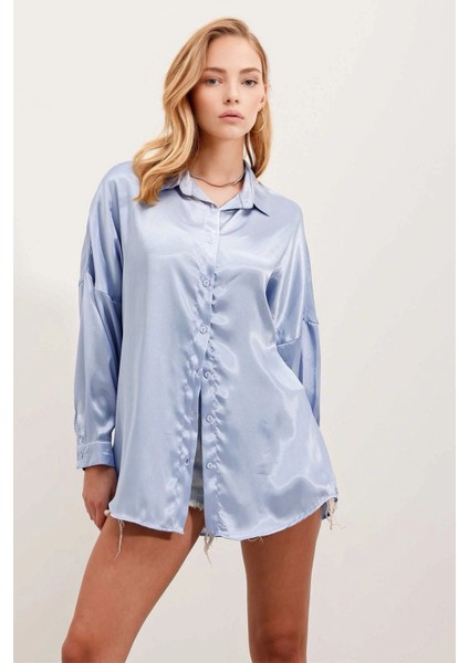 Kadın Buz Mavi Oversize Dökümlü Saten Yüzeyli Gömlek HZL23S-BD139851