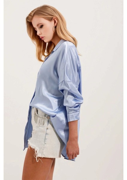 Kadın Buz Mavi Oversize Dökümlü Saten Yüzeyli Gömlek HZL23S-BD139851 indirimleri