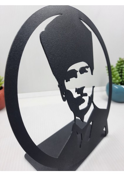 Atatürk Yuvarlak Çerçeveli Masaüstü Metal Büst -Ev / Ofis Dekoru- Hediye Biblo -18 x 18 cm