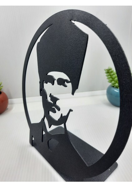 Atatürk Yuvarlak Çerçeveli Masaüstü Metal Büst -Ev / Ofis Dekoru- Hediye Biblo -18 x 18 cm