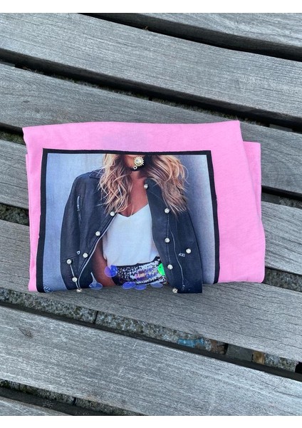Pembe Resim Baskılı Üç Boyutlu T-Shirt