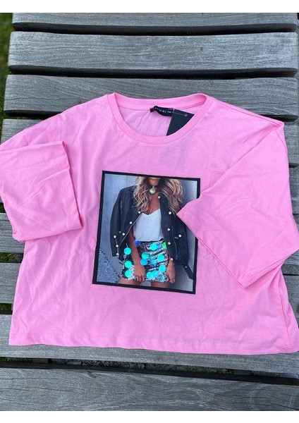 Pembe Resim Baskılı Üç Boyutlu T-Shirt