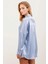 Kadın Buz Mavi Oversize Dökümlü Saten Yüzeyli Gömlek HZL23S-BD139851 2