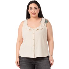 Disentis Modest Büyük Beden Fırfırlı Yaka Kolsuz Düğmeli Bej Rengi Bluz