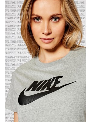 Nike Sportswear Tee Essential Icon Futura Gray Baskılı Kadın Tişört Gri