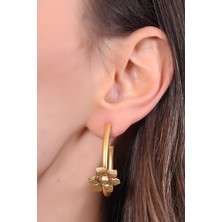 Labalaba Kadın Altın Renk Kaplama Çiçek Figürlü Çivili Halka Formlu Küpe