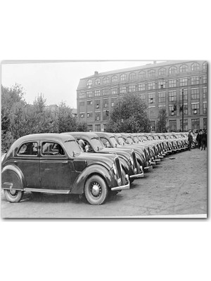 Caka Tablo Ahşap Tablo Sıralanmış Volvo PV36 Carioca Fabrika Önünde