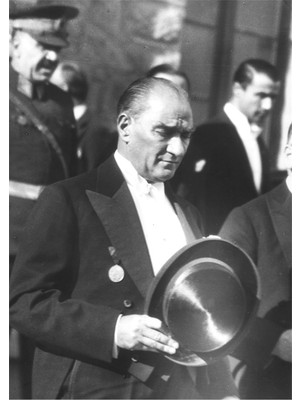 Tablosan Atatürk Merdivenlerden İnerken Kanvas Tablo