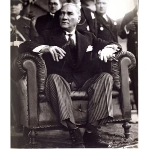 Atatürk Otururken Kanvas Tablo