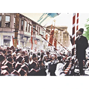 Halka Seslenen Atatürk Kanvas Tablo