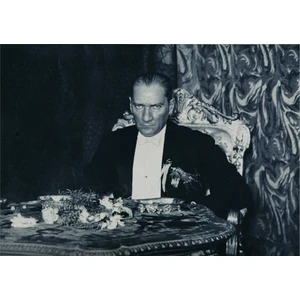 Keskin Bakışlı Atatürk Kanvas Tablo