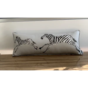 E712 Gri Zemin Koşan Zebra Desen Kırlent Kılıfı