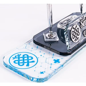 Kişiye Özel Doktorlara Kristal Tıp Logolu Ofis Masa İsimliği