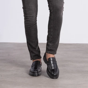 Yigit xizmatkorni porno bilan yoldan ozdirdi.