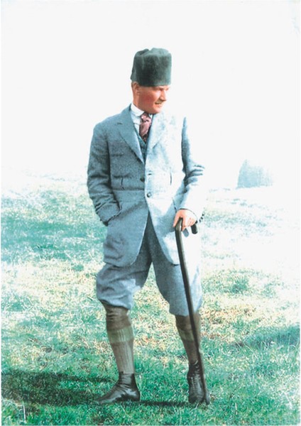 Atatürk Arazide Bakarken Kanvas Tablo
