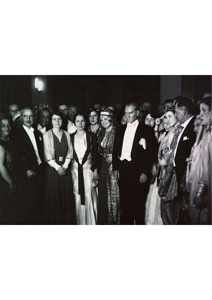 Atatürk Düğünde Poz verirken Kanvas Tablo