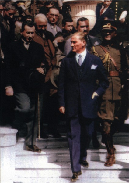 Atatürk Merdivenlerden İnerken Kanvas Tablo