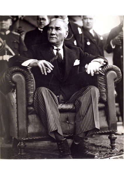 Atatürk Otururken Kanvas Tablo