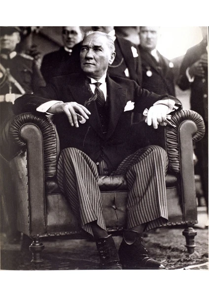 Atatürk Otururken Kanvas Tablo