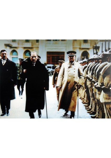 Atatürk Askerleri Selamlarken Kanvas Tablo